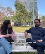 Fotografía de dos personas sentadas conversando