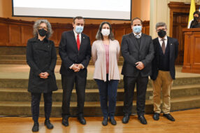 Fotografía de autoridades UC de pie mirando hacia la cámara