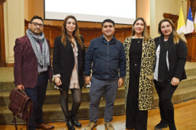 Fotografía de cinco profesionales de colegios posando para la cámara