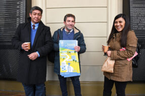 Fotografía de tres profesionales de colegios posando para la cámara