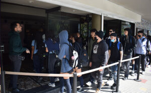 Fotografía de una fila de escolares fuera del Teatro UC (no se percibe el nombre del teatro en la foto)