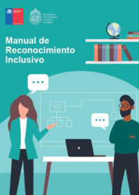Portada del Manual de Reconocimiento Inclusivo. Se ven ls logos del Ministerio de Educación y de la Universidad Católica. Además se ve una ilustración de dos personas con burbujas de diálogo en un espacio con un notebook, cuadernos y un globo terráqueo.