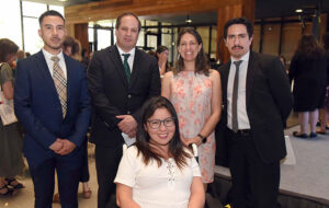 Fotografía protocolar de un grupo de autoridades UC y profesionales de la Dirección de Inclusión de la misma institución