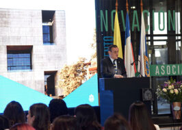 Fotografía del Rector Ignacio Sánchez en podio dando un discurso