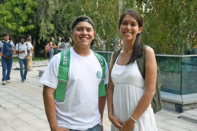 Fotografía de estudiantes UC posando.