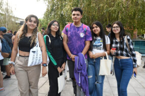 Fotografía de estudiantes UC posando.