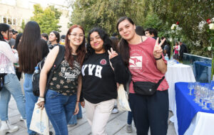 Fotografía de estudiantes UC posando.