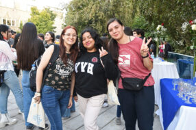 Fotografía de estudiantes UC posando.