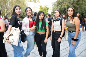 Fotografía de estudiantes UC posando.