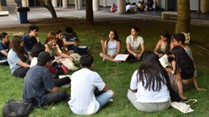 Foto de estudiantes UC reunidos y reunidas en un círculo