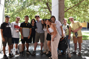 Foto de un grupo de estudiantes de pie mirando a la cámara