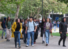 Fotografía de un rupo de jóvenes y adultos caminando en exterior