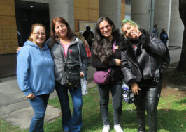 Fotografía de cuatro personas adultas mirando posando para la foto