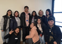 Grupo de estudiantes UC ayudantes de la Dirección de Inclusión mirando a la cámara
