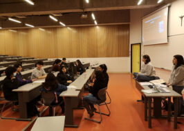 Grupo de estudiantes en sala de clases