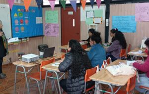 Grupo de mujeres sentadas en una sala de clases