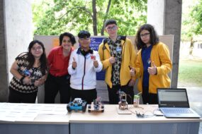 Estudiantes en stand de Feria de Aprendizajes