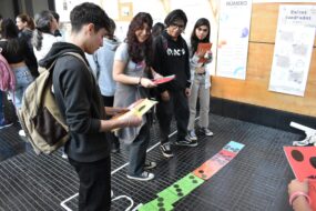 Estudiantes jugando en Feria de Aprendizajes