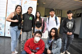 Profesora y estudiantes en Feria de Aprendizaje