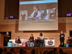 Cuatro expositores, dos de ellos en silla de ruedas junto a intérpretes de lengua de señas presentando en sexto Congreso Internacional Universidad y Discapacidad