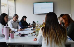 Personas en una sala de reunión.