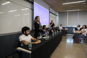 Imagen de persona sosteniendo imagen de alfabeto Braille