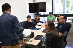 Profesionales UC participando en taller sistema Braille