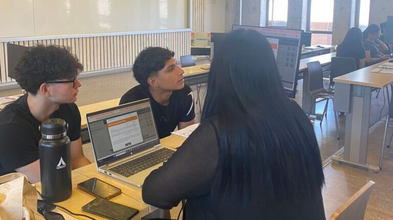 Estudiantes siendo asesorados por profesional PACE UC durante el proceso de postulación 2024