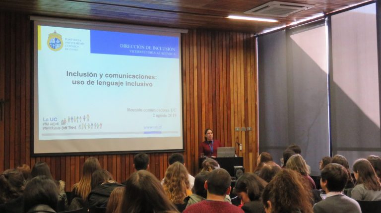 Directora de Inclusión dictando capacitación a profesionales Comunicadores UC en auditorio del Centro de Innovación UC.
