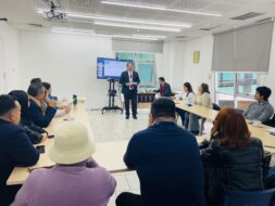 Vicerrector Académico UC exponiendo frente a representantes de liceos acompañados por el programa