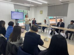 Directora de Inclusión UC exponiendo en reunión con representantes de liceos acompañados por PACE UC