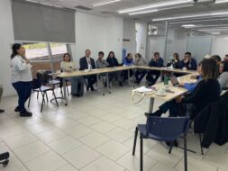 Coordinadora Enseñanza Media PACE UC exponiendo en reunión con liceos PACE UC