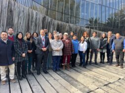 Autoridades UC y representantes de liceos posando luego de participar en encuentro PACE UC