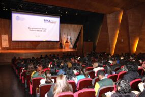 Directora de Inclusión exponiendo en Ceremonia de Bienvenida Talleres PACE UC