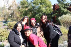 Apoderados y estudiantes de Liceos PACE UC posando en Bienvenida Talleres 2024