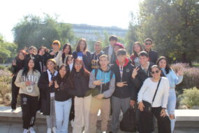 Estudiantes y profesores Liceo Marcela Paz posando en Ceremonia Talleres PACE UC 2024