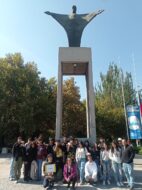 Estudiantes liceos PACE UC posando delante de estatura Cristo en Campus San Joaquín