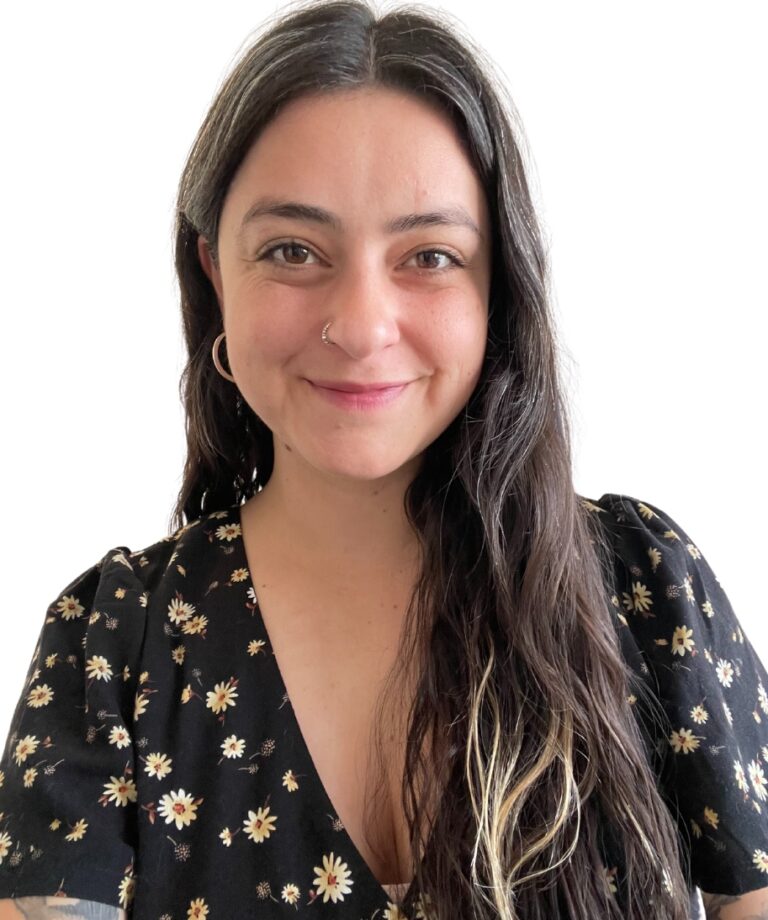 Fotografía de Nicole de frente y sonriendo a la cámara