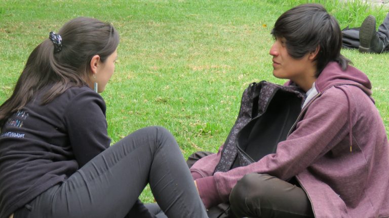 La imagen muestra actividad de acompañamiento realizado por tutora profesional de PACE UC a un estudiante, durante el cierre de los Talleres Sociafectivos llamado “Viaje del héroe”, realizado en octubre de 2018.