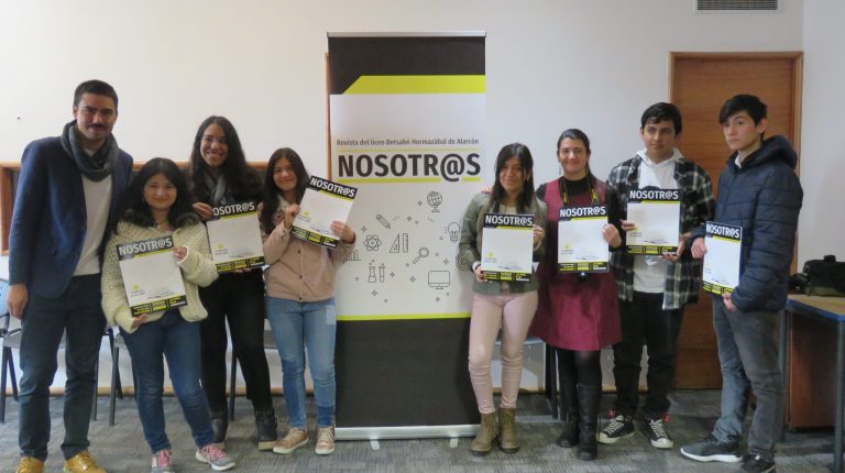 La imagen fue tomada durante el lanzamiento de la Revista Nosotros diseñada por los estudiantes del Liceo Betsabé Hormazábal de Alarcón. En la fotografía aparecen 6 estudiantes y los dos profesionales a cargo del taller de edición que formó parte del Proyecto Participativo 2019 presentado por el establecimiento.