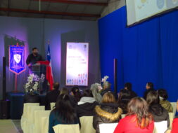 Director del Liceo Técnico San Miguel dando la bienvenida en el escenario a autoridades asistentes a Feria Vocacional