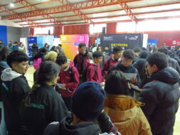 Estudiantes de liceos PACE UC recorriendo stands durante Feria Vocacional