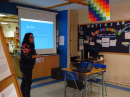 Pabla Santiago de la Subsecretaría de Educación Superior impartiendo charla Beneficios Estudiantiles 2025