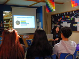 Nicole Véliz dictando charla ¿Cómo ingresar a la UC mediante las vías de admisión equidad?