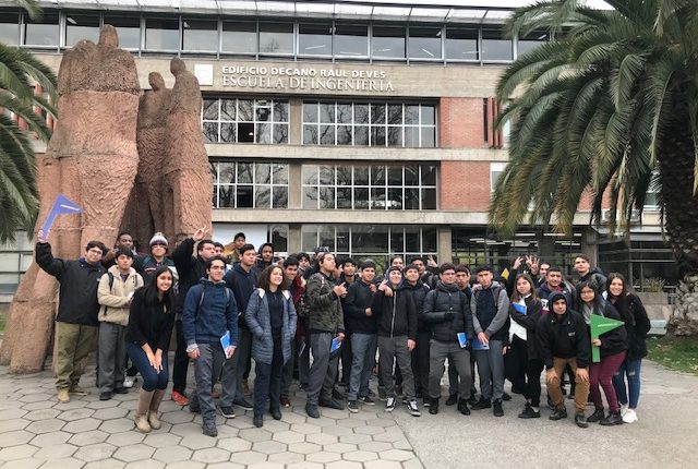 La fotografía fue tomada a la salida del Edificio Raúl Devés de la Escuela de Ingeniería UC ubicada en Campus San Joaquín. En el frontis se observa una treintena de estudiantes de liceos PACE UC que asistieron a la actividad para conocer más sobre las especialidades de la carrera de ingeniería en la UC.