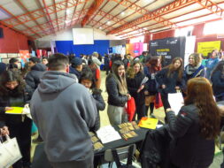 Panorámica del desarrollo de la Feria Vocacional y participación de estudiantes desde el stand de PACE UC