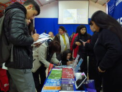 Estudiantes reciben información y conocen la oferta académica de la Universidad Bernardo O´Higgins en su stand durante la Feria Vocacional