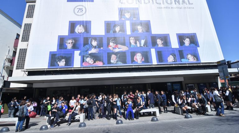 Decenas de estudiantes del liceos PACE UC en el frontis del Teatro UC.