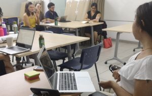 En la foto, Andrea Vásquez, coordinadora de PIANE UC expone frente a 6 profesores de Letras UC sobre adecuaciones y acompañamiento para estudiantes con Necesidades Educativas Especiales.