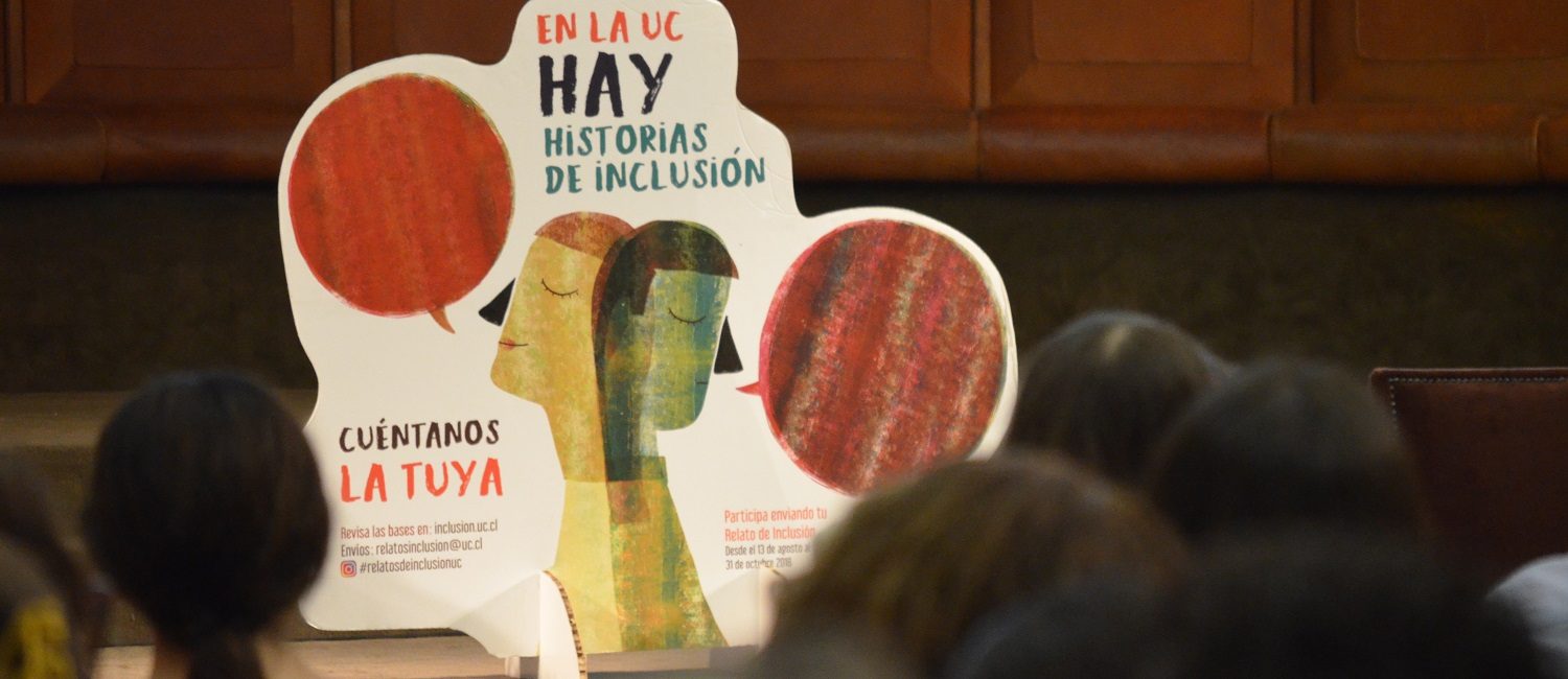 Pancarta de la convocatoria a participar en el primer Libro “Relatos de Inclusión en la UC”, con las frases “En la UC, hay historias de inclusión. Cuéntanos la tuya”, exhibida en el salón del lanzamiento del libro.